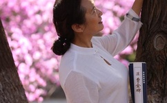 一边下奶一吃敷面膜视频